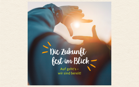 Zeigenfinder und Daumen formen einen Bilderrahmen, in dem die leuchtende Sonne zu sehen ist