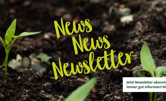 Erste zarte Blätter wachsen aus der Erde, darauf der Text Newsletter, jetzt abonnieren
