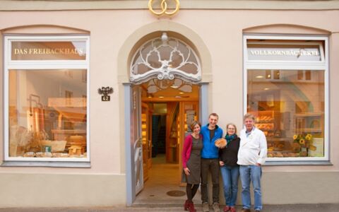 Landwege Team mit Familie vor dem Freibackhaus