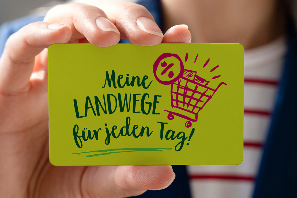 Mitgliedskarte "Meine Landwege für jeden Tag" wird in einer Hand gehalten